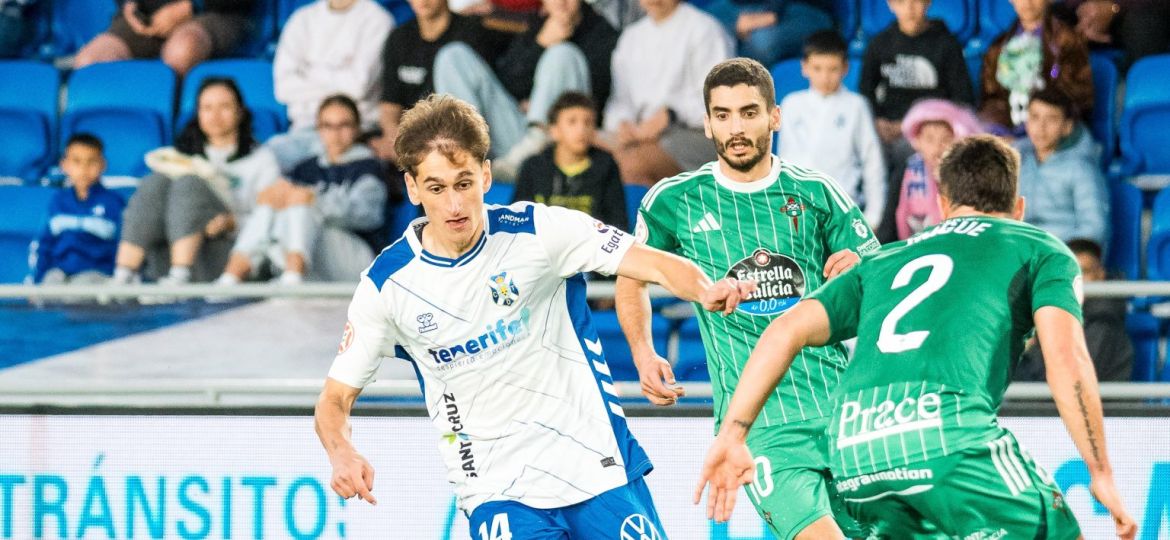 Noel López conduce un balón (CD TENERIFE).
