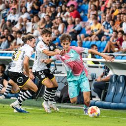 Noel López conduce un balón (CD TENERIFE).