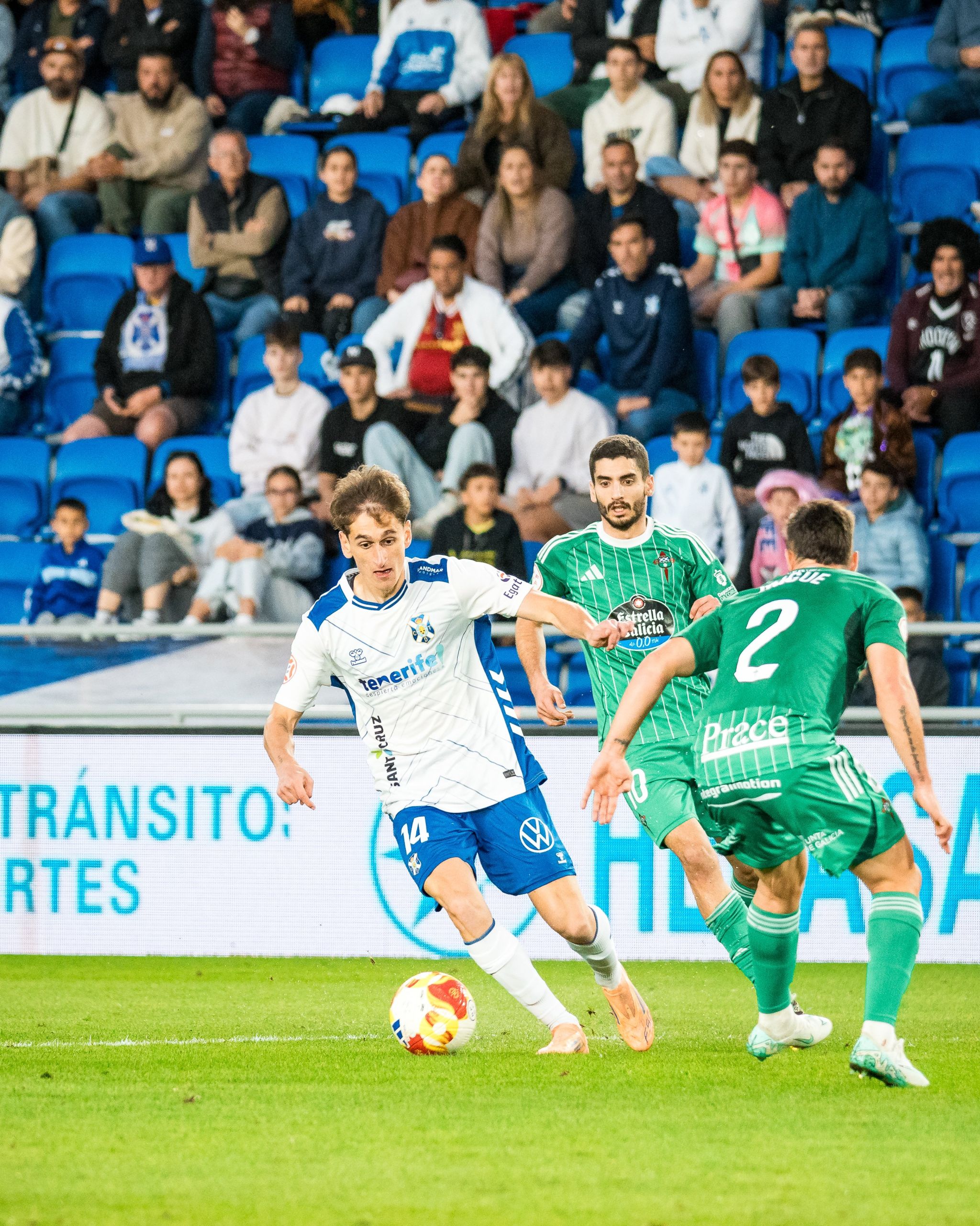 Noel López conduce un balón (CD TENERIFE).