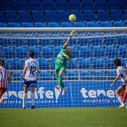 Noelia Ramos realiza una parada (CD TENERIFE FEMENINO).