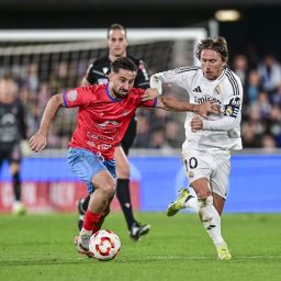 Omar Perdomo conduce el balón ante Luka Modric (@Perdomomachado)