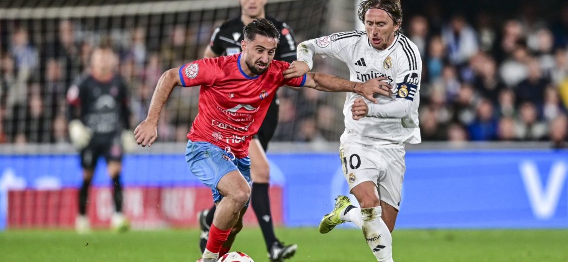 Omar Perdomo conduce el balón ante Luka Modric (@Perdomomachado)
