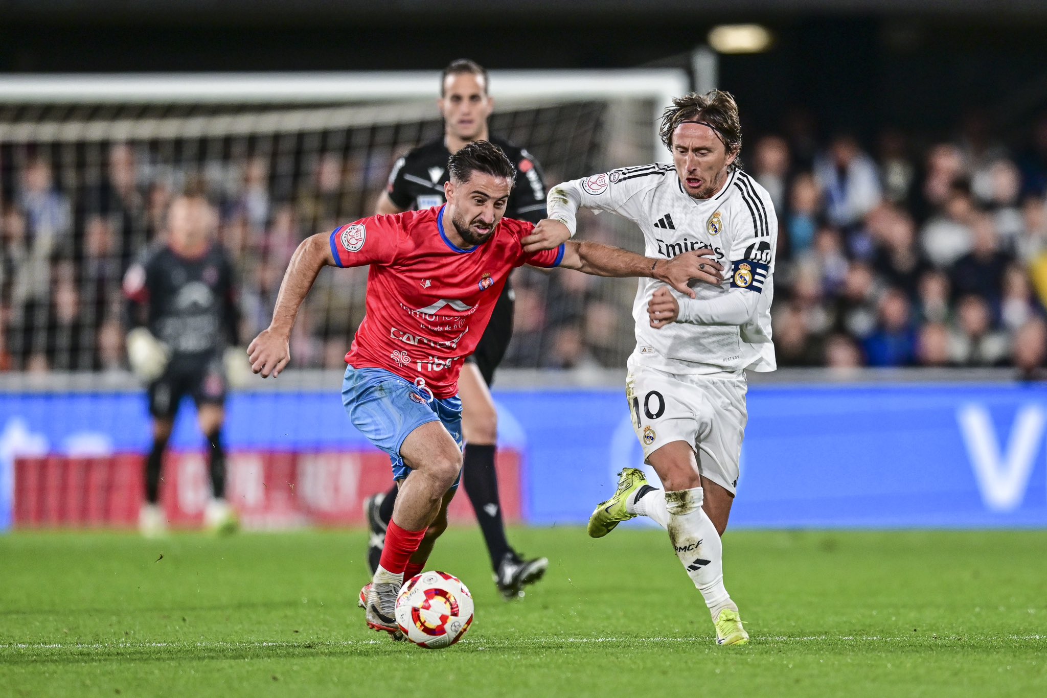 Omar Perdomo conduce el balón ante Luka Modric (@Perdomomachado)