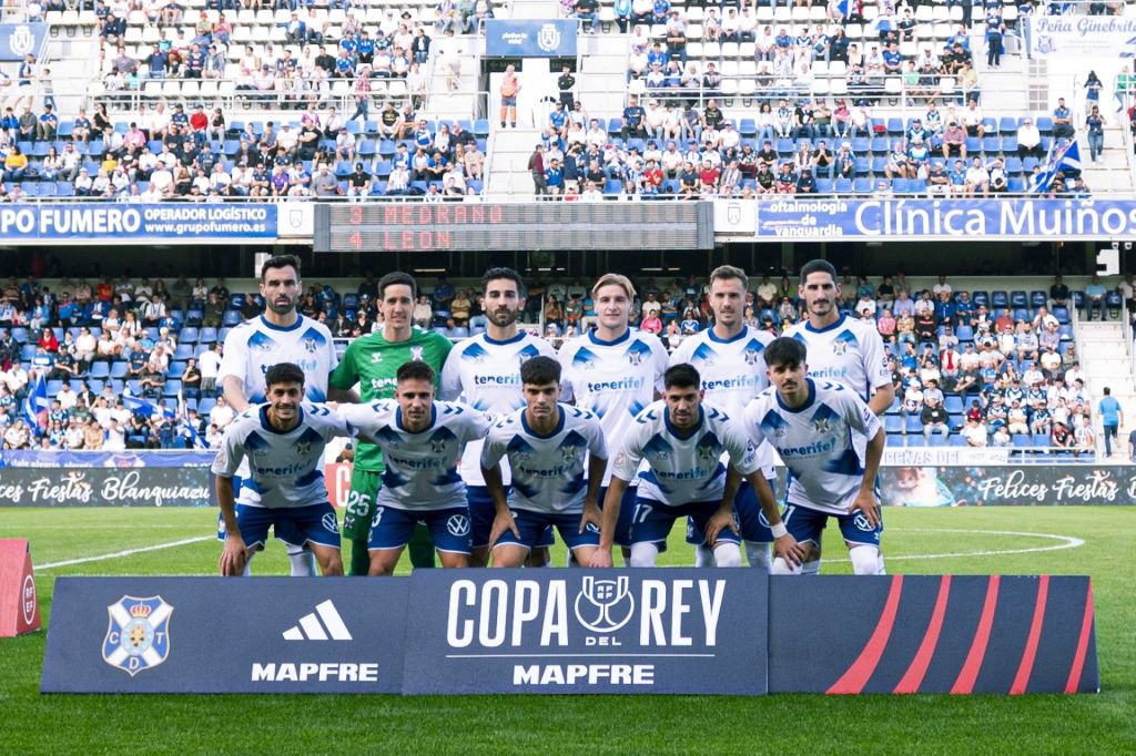 XI blanquiazul ante Osasuna (CD TENERIFE).|Acción del partido (@OSASUNA).