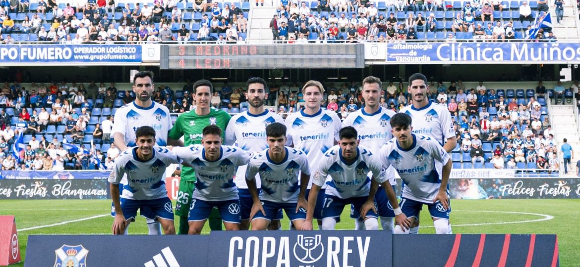 XI blanquiazul ante Osasuna (CD TENERIFE).|Acción del partido (@OSASUNA).