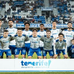 Once titular blanquiazul ante el Talavera (CD Tenerife)|Juanjo conduce el balón (CD Tenerife)