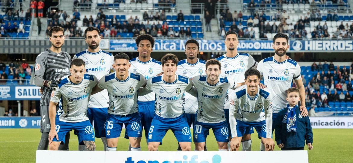 Once titular blanquiazul ante el Talavera (CD Tenerife)|Juanjo conduce el balón (CD Tenerife)