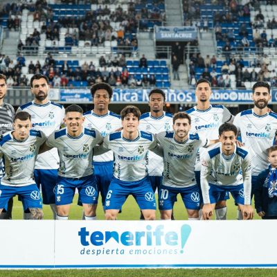 Once titular blanquiazul ante el Talavera (CD Tenerife)|Juanjo conduce el balón (CD Tenerife)