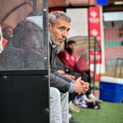 Óscar Cano en el banquillo del Ruta de la Plata (@ZCFoficial)