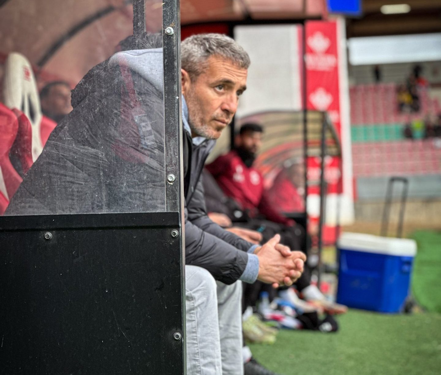 Óscar Cano en el banquillo del Ruta de la Plata (@ZCFoficial)