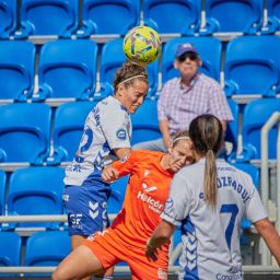Patri Gavira peleando un balón de cabeza (CDT FEMENINO)