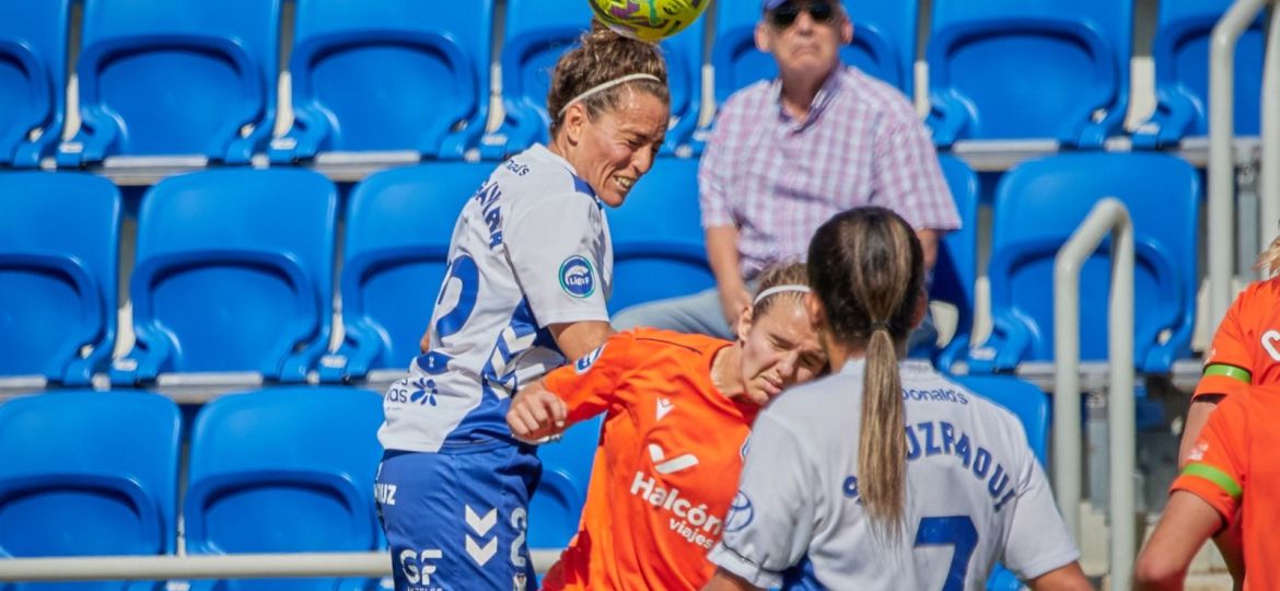 Patri Gavira peleando un balón de cabeza (CDT FEMENINO)