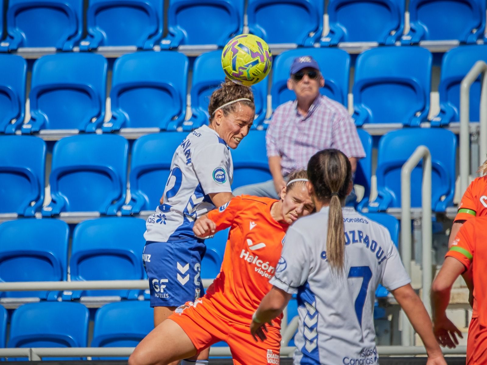 Patri Gavira peleando un balón de cabeza (CDT FEMENINO)