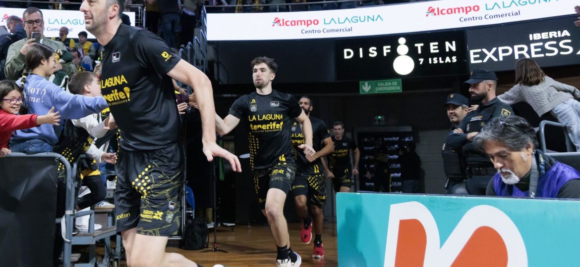 Jugadores de La Laguna Tenerife saludando (CB CANARIAS)
