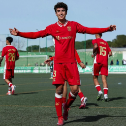 Pau Fernández celebra un gol con el filial (@PAUFEERNAANDEEZ).