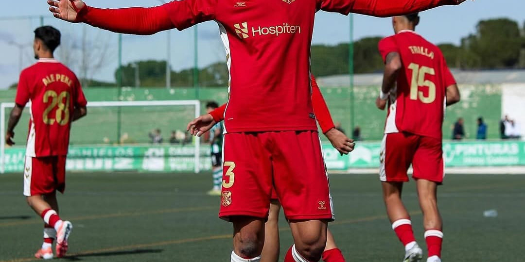 Pau Fernández celebra un gol con el filial (@PAUFEERNAANDEEZ).