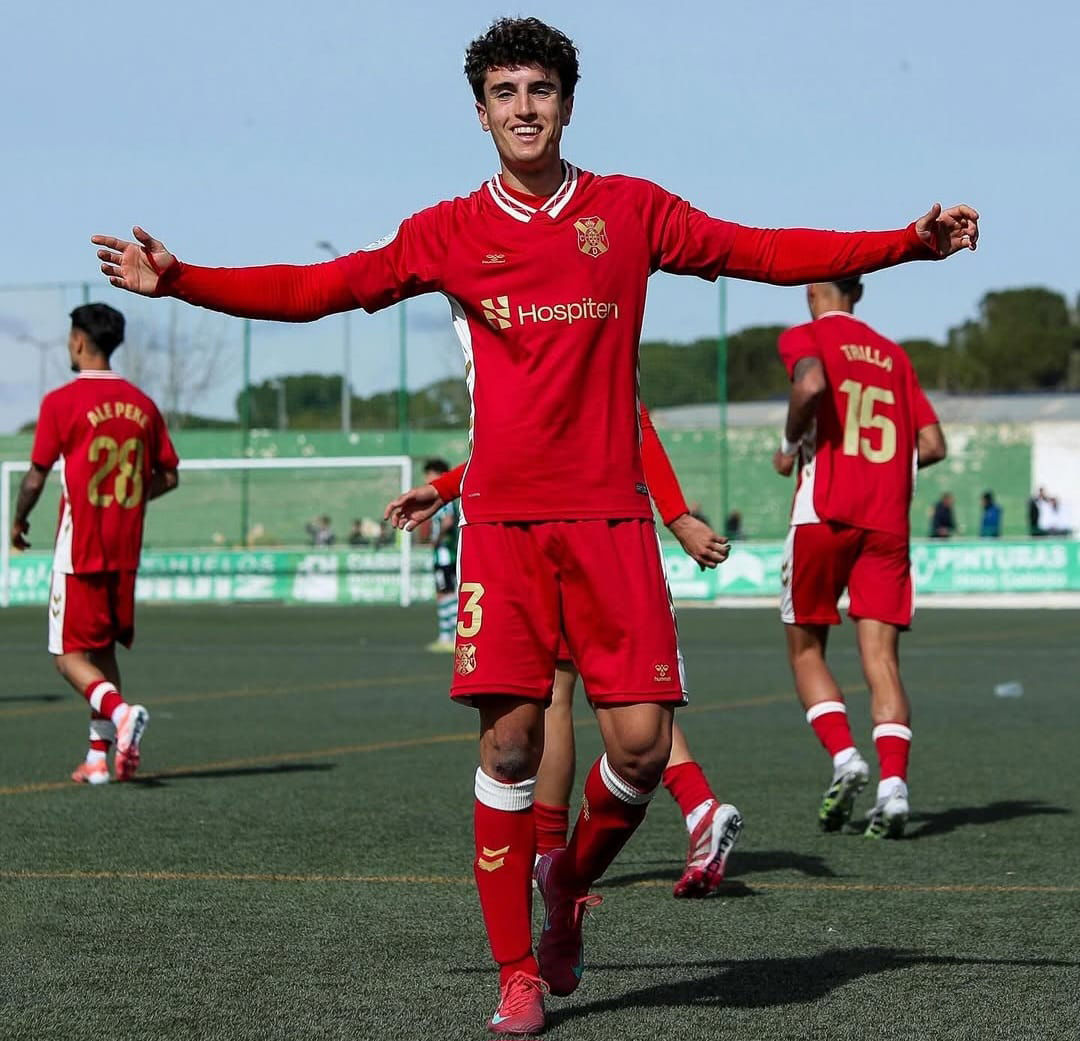 Pau Fernández celebra un gol con el filial (@PAUFEERNAANDEEZ).