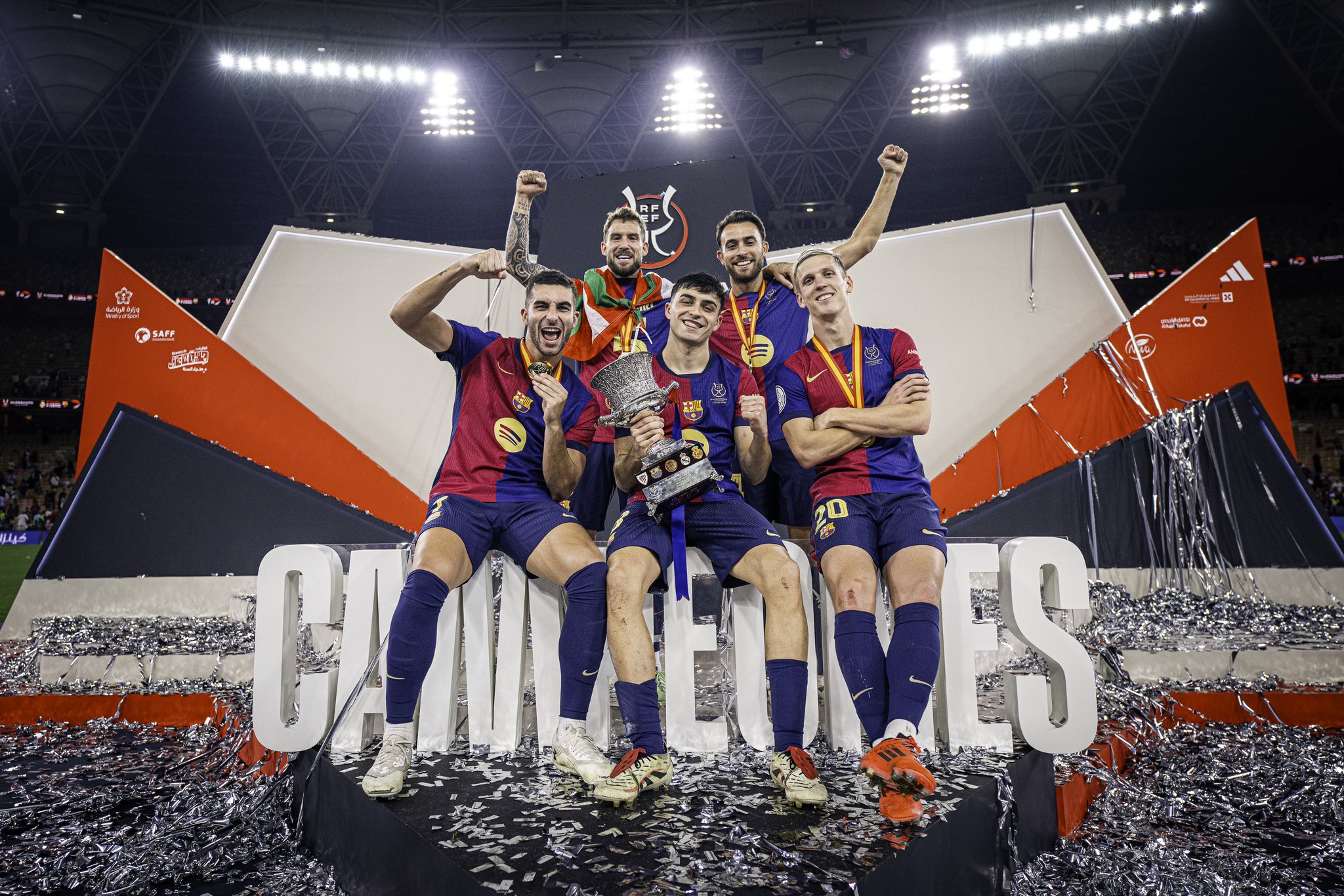 Pedri, con el trofeo de la Supercopa de España, rodeado de compañeros (@Pedri)