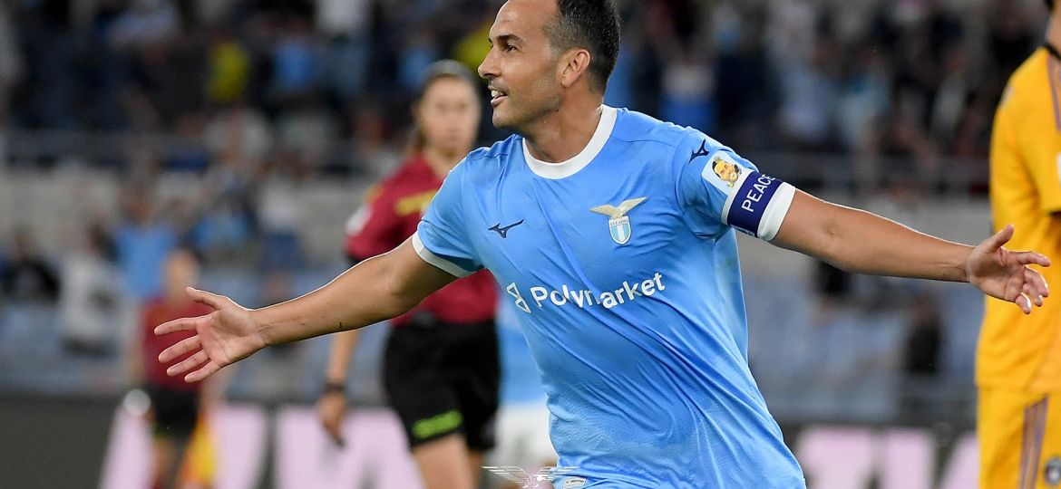 Pedro celebra su último gol con la Lazio (@OFFICIALSSLAZIO).