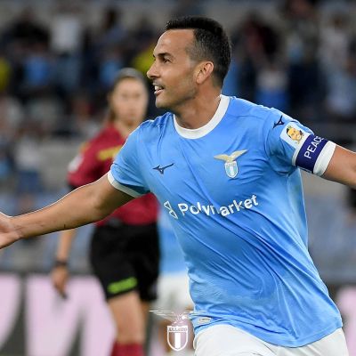 Pedro celebra su último gol con la Lazio (@OFFICIALSSLAZIO).