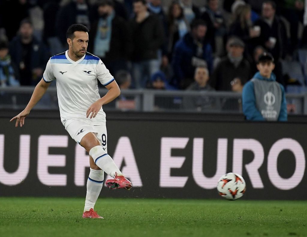 Pedro dando un pase en Europa League (@_Pedro17_)