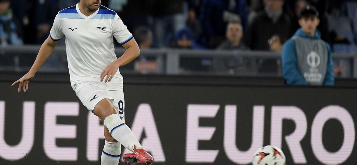 Pedro dando un pase en Europa League (@_Pedro17_)
