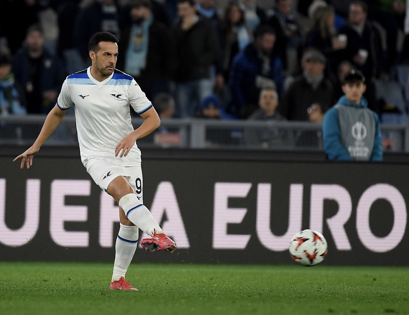 Pedro dando un pase en Europa League (@_Pedro17_)