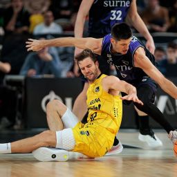 Pelea por un balón (ACB Media / Aitor Arrizabalaga)
