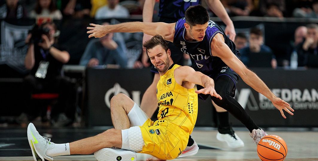 Pelea por un balón (ACB Media / Aitor Arrizabalaga)