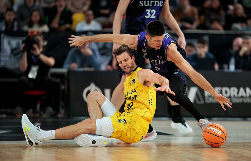 Pelea por un balón (ACB Media / Aitor Arrizabalaga)