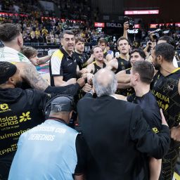 Plantilla de La Laguna Tenerife después de un partido (CB CANARIAS)