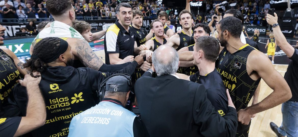 Plantilla de La Laguna Tenerife después de un partido (CB CANARIAS)