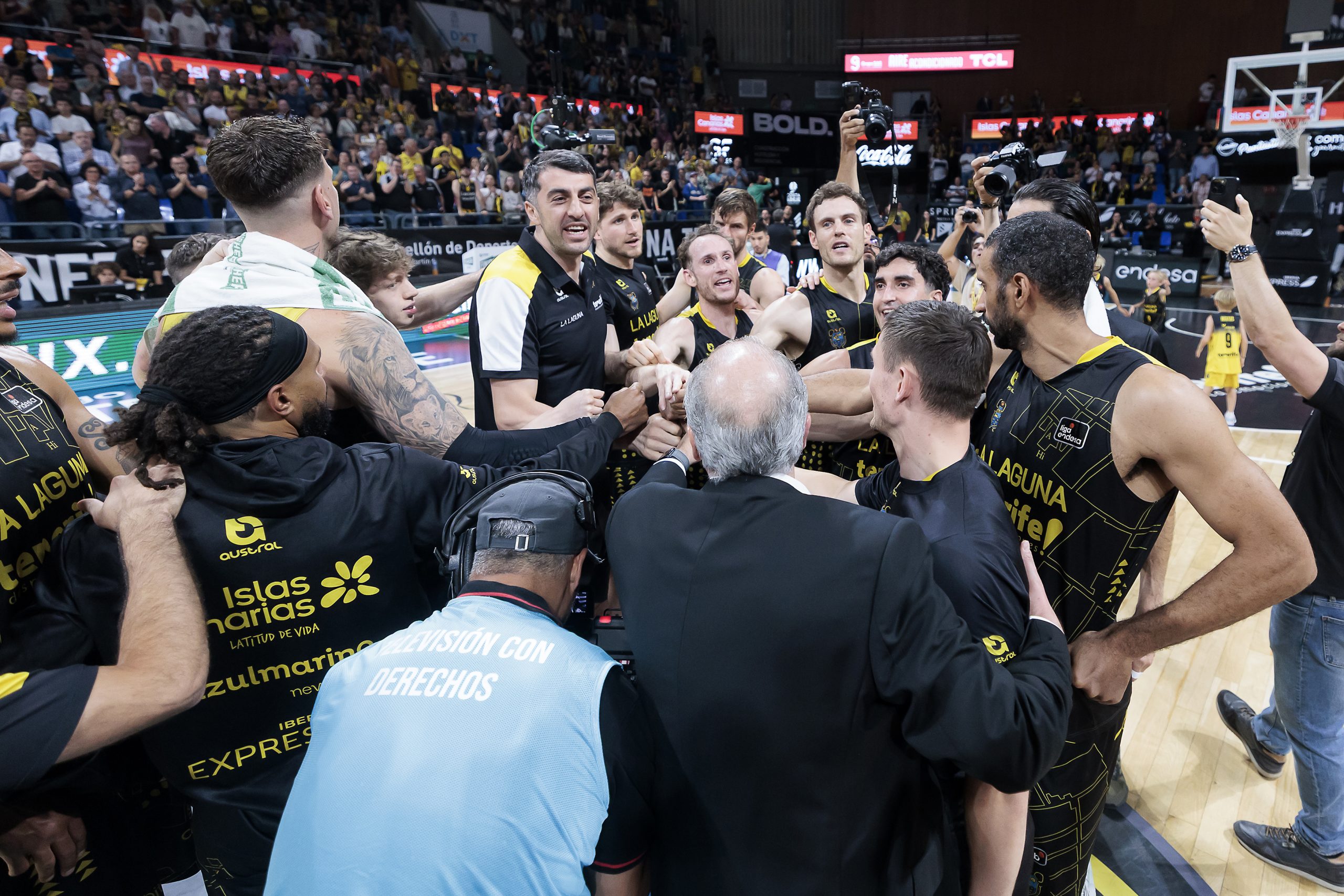 Plantilla de La Laguna Tenerife después de un partido (CB CANARIAS)