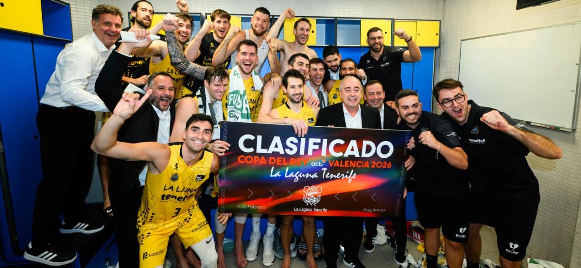 Plantilla del CB Canarias celebran la clasificación (CB CANARIAS)