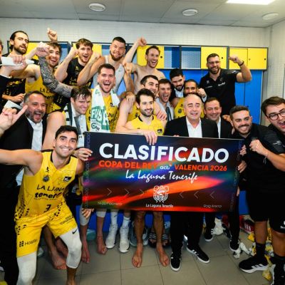 Plantilla del CB Canarias celebran la clasificación (CB CANARIAS)