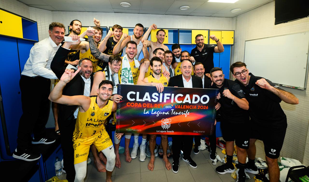 Plantilla del CB Canarias celebran la clasificación (CB CANARIAS)