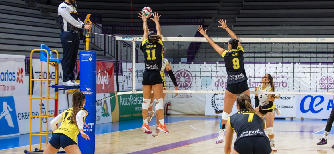 Agos Beltramino intenta bloquear a su rival (CEDIDA)|
