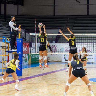 Agos Beltramino intenta bloquear a su rival (CEDIDA)|