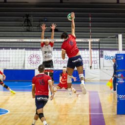 Vítor Amorim al remate en la primera vuelta ante Tarragona (CEDIDA)