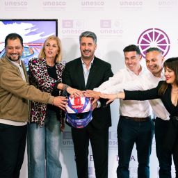 Las autoridades posan con el casco del piloto lagunero (CEDIDA)