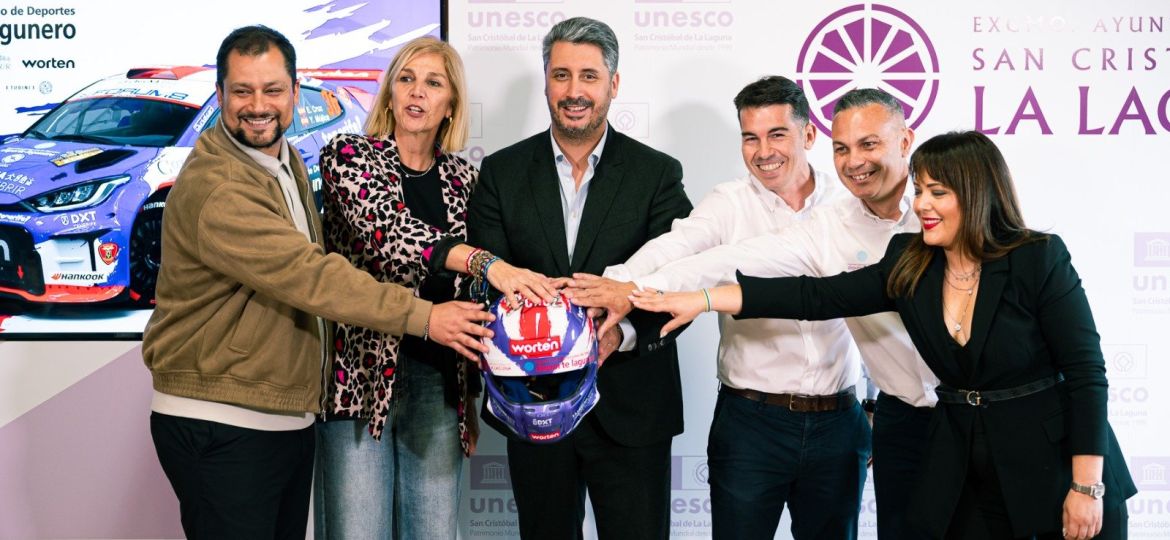 Las autoridades posan con el casco del piloto lagunero (CEDIDA)