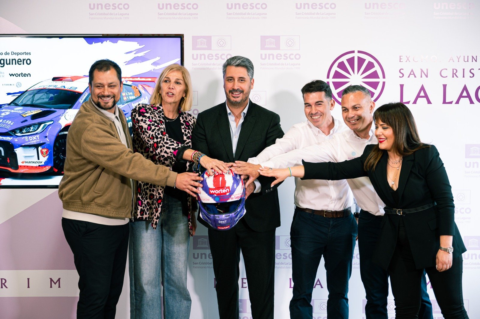 Las autoridades posan con el casco del piloto lagunero (CEDIDA)