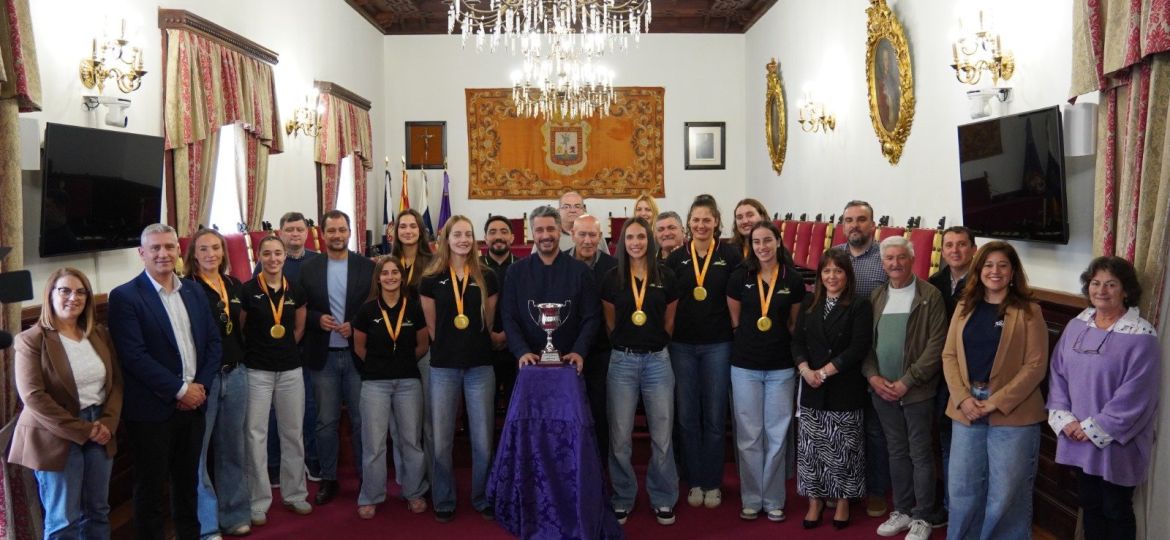 Imagen de las autoridades y expedición del CV Aguere (CEDIDA)