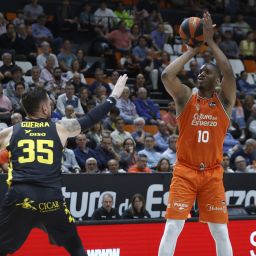 Acción del partido entre el Valencia Basket y La Laguna Tenerife (ACB Media / David Grau)