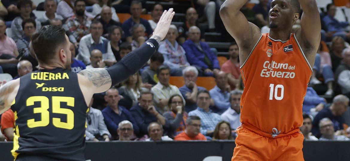 Acción del partido entre el Valencia Basket y La Laguna Tenerife (ACB Media / David Grau)