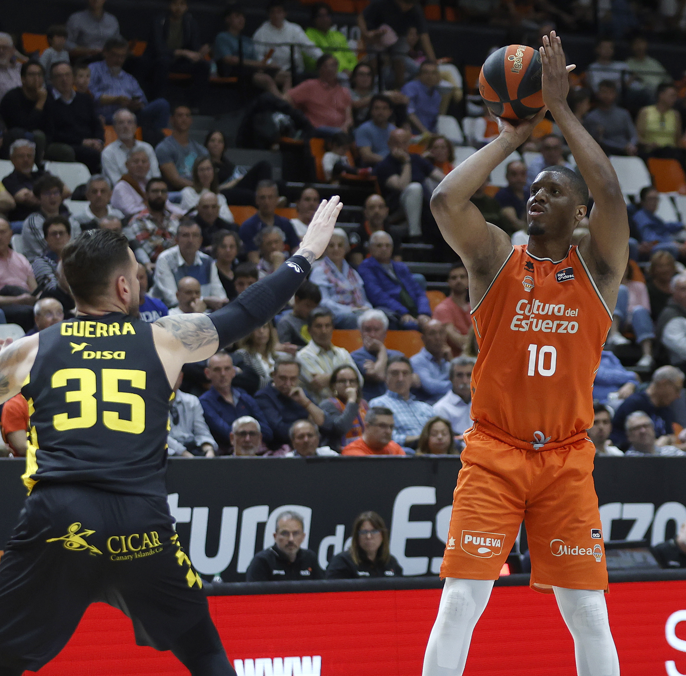 Acción del partido entre el Valencia Basket y La Laguna Tenerife (ACB Media / David Grau)
