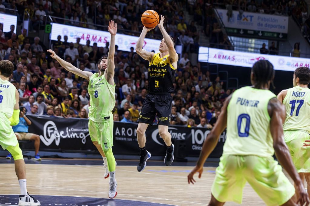 Marcelinho Huertas lanzando a canasta en el partido de la primera vuelta ante el Barça (ACB Media / Emilio Cobos)