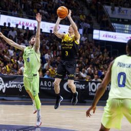 Marcelinho Huertas lanzando a canasta en el partido de la primera vuelta ante el Barça (ACB Media / Emilio Cobos)