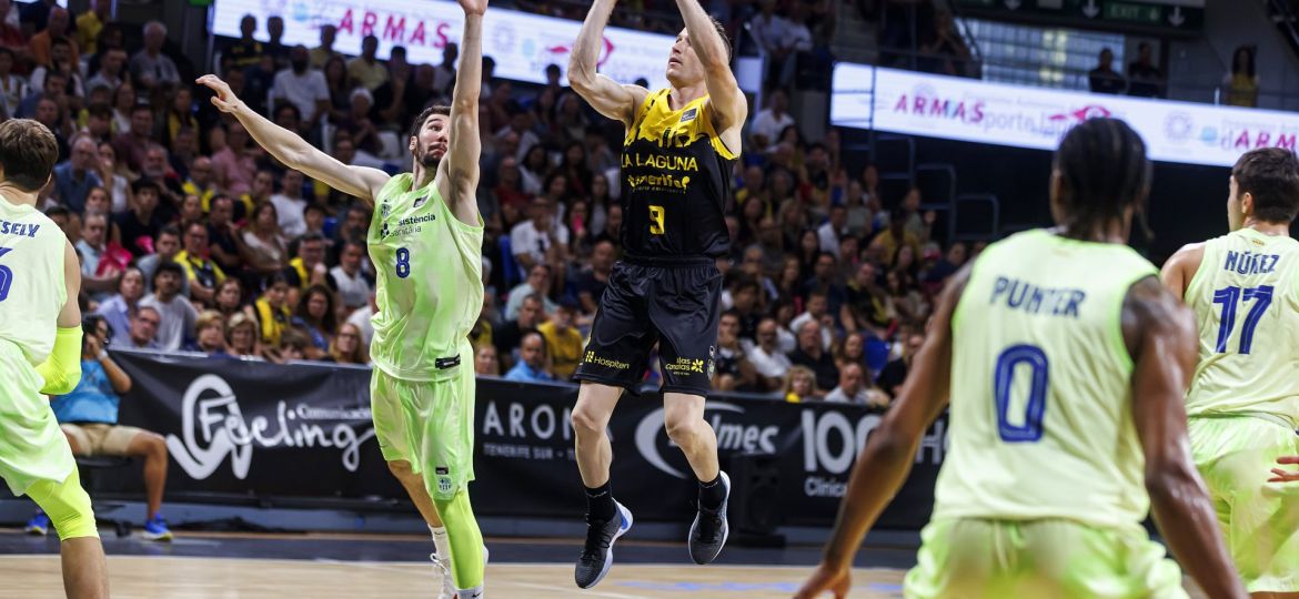 Marcelinho Huertas lanzando a canasta en el partido de la primera vuelta ante el Barça (ACB Media / Emilio Cobos)