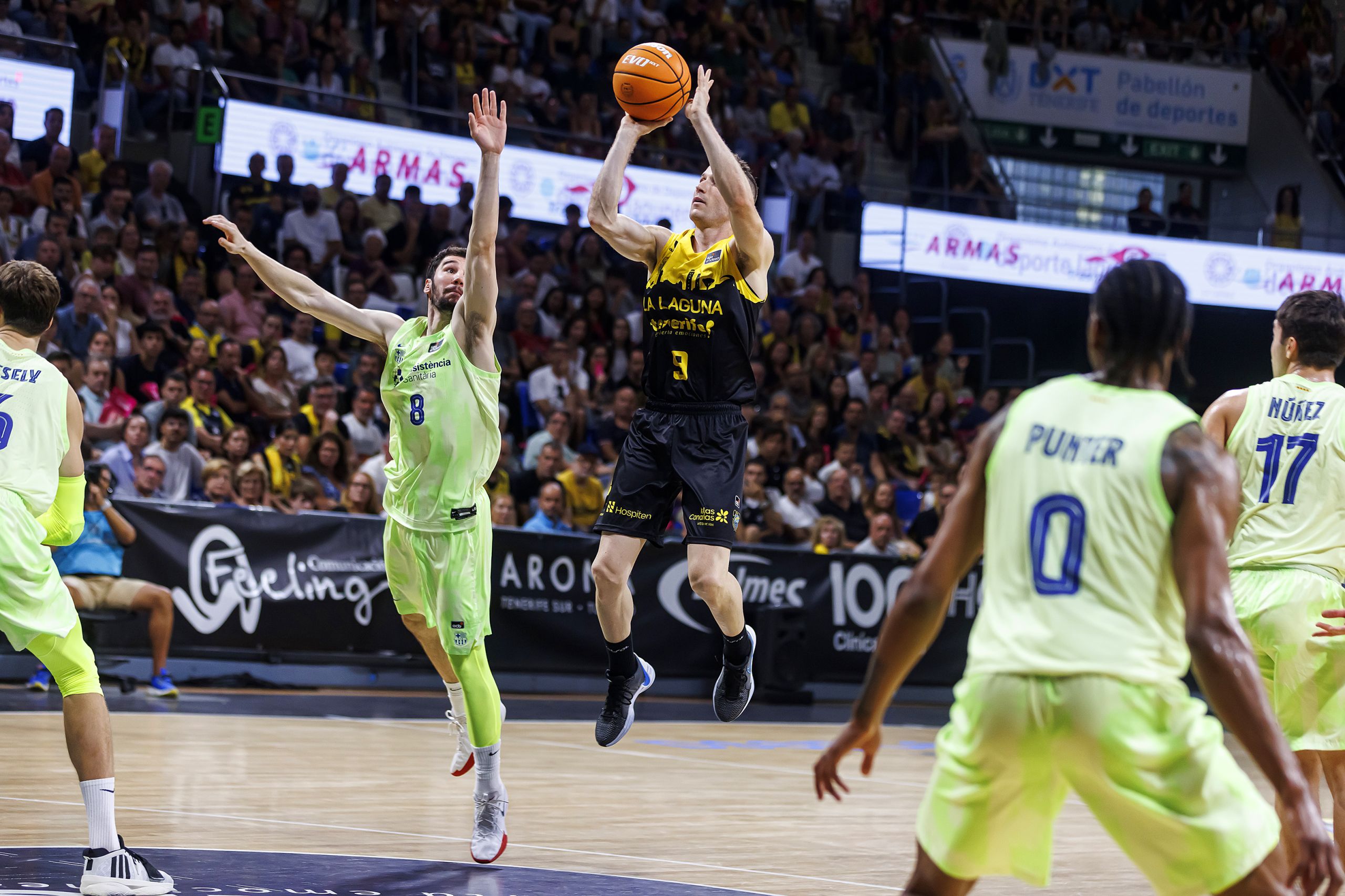 Marcelinho Huertas lanzando a canasta en el partido de la primera vuelta ante el Barça (ACB Media / Emilio Cobos)